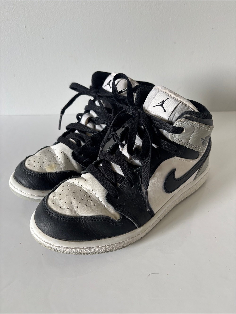 Nike Air Jordan 1 Mid SE Black White High Top Sneakers Boys Size 1Y
